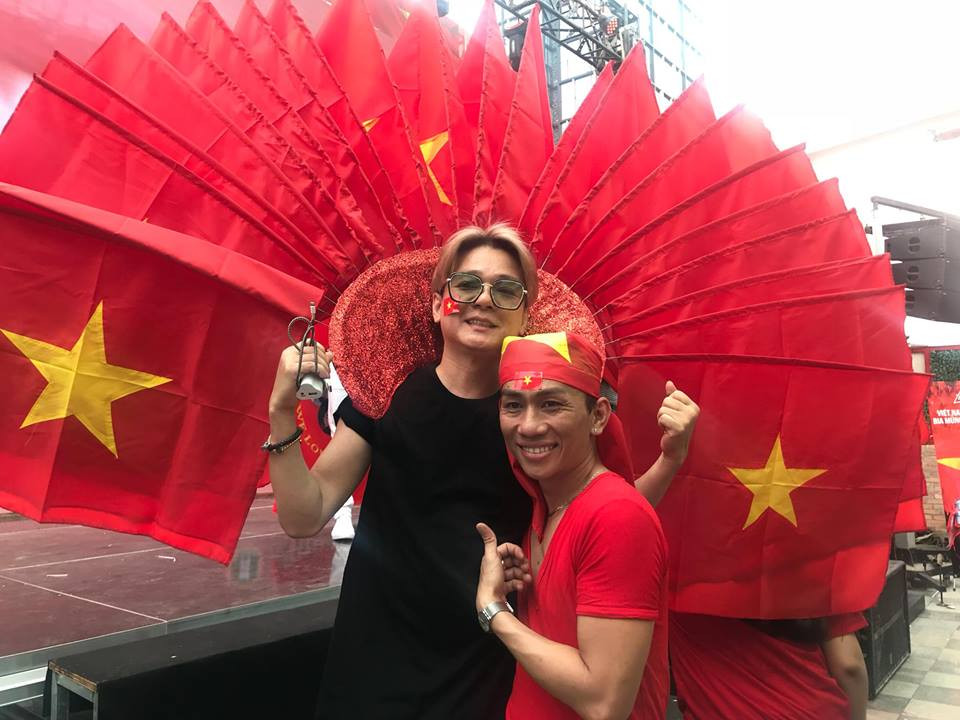 Cổ động viên ngồi xe lăn, truyền máu vẫn cuồng nhiệt cổ vũ U23 Việt Nam ảnh 47