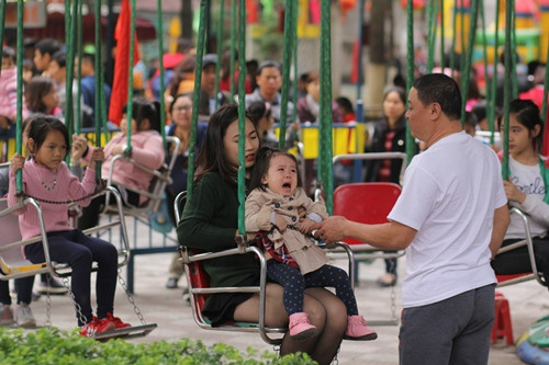 Công viên Thủ Lệ 'thất thủ' vì vạn người kéo về ngày đầu năm ảnh 4