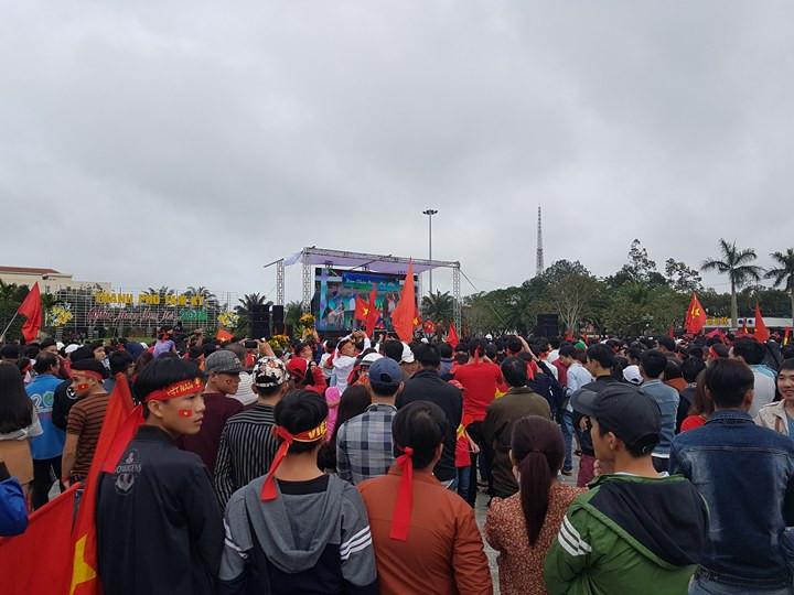 Cổ động viên ngồi xe lăn, truyền máu vẫn cuồng nhiệt cổ vũ U23 Việt Nam ảnh 38