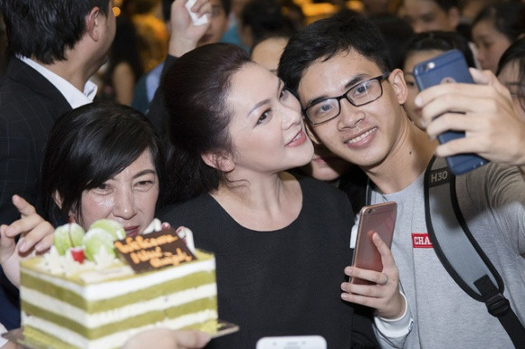 Ca sĩ Như Quỳnh thăm nhà thờ tổ của Hoài Linh ảnh 6