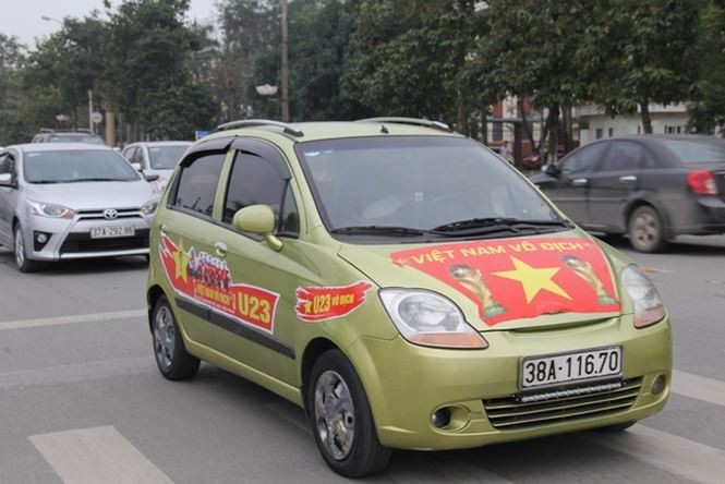 Cổ động viên ngồi xe lăn, truyền máu vẫn cuồng nhiệt cổ vũ U23 Việt Nam ảnh 95