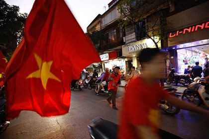 Biển người rợp cờ hoa, reo hò khắp cả nước mừng kỳ tích của U23 Việt Nam ảnh 59