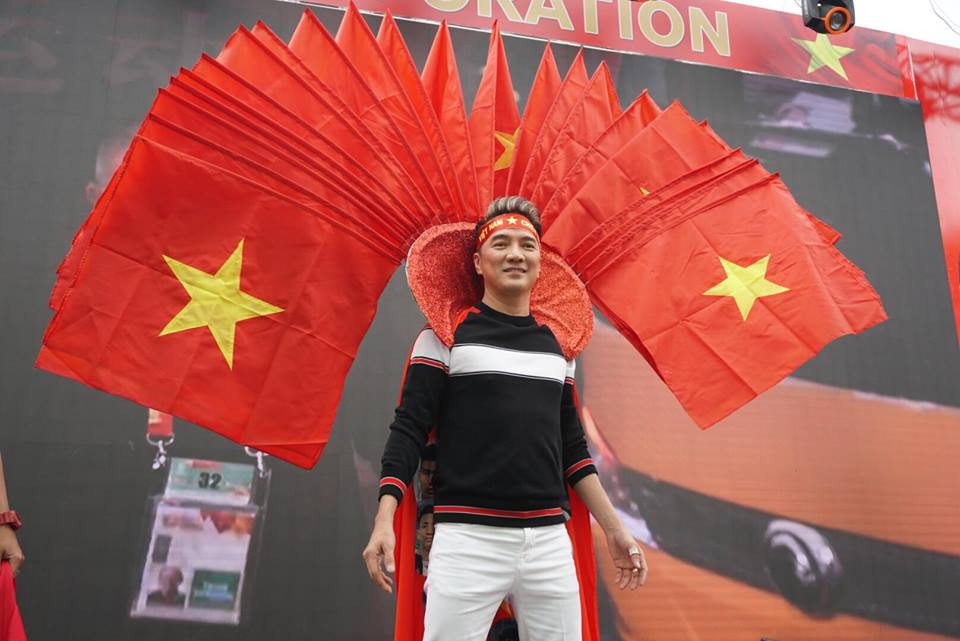 Cổ động viên ngồi xe lăn, truyền máu vẫn cuồng nhiệt cổ vũ U23 Việt Nam ảnh 46