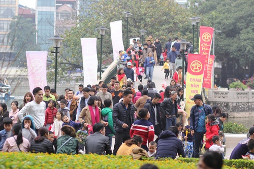 Công viên Thủ Lệ 'thất thủ' vì vạn người kéo về ngày đầu năm ảnh 1