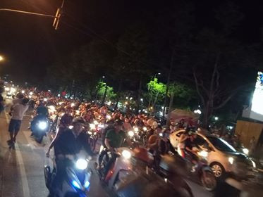 Biển người rợp cờ hoa, reo hò khắp cả nước mừng kỳ tích của U23 Việt Nam ảnh 18