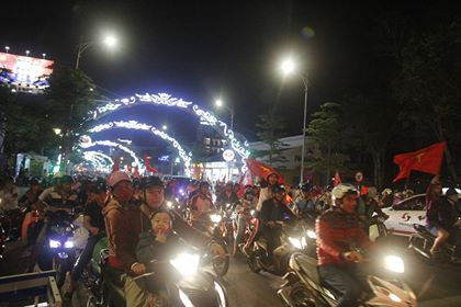 Biển người rợp cờ hoa, reo hò khắp cả nước mừng kỳ tích của U23 Việt Nam ảnh 30