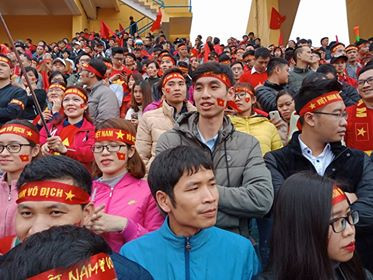 Cổ động viên ngồi xe lăn, truyền máu vẫn cuồng nhiệt cổ vũ U23 Việt Nam ảnh 62