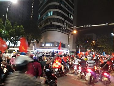 Biển người rợp cờ hoa, reo hò khắp cả nước mừng kỳ tích của U23 Việt Nam ảnh 45