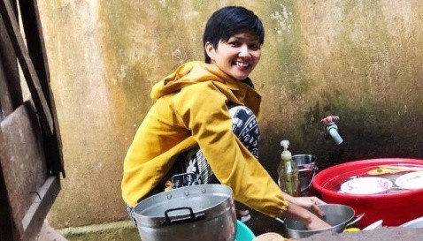 Showbiz 13/1: Lộ hình ảnh H'hen Niê giản dị ngồi rửa bát ảnh 1