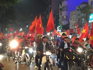 Biển người rợp cờ hoa, reo hò khắp cả nước mừng kỳ tích của U23 Việt Nam ảnh 21