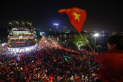 Biển người rợp cờ hoa, reo hò khắp cả nước mừng kỳ tích của U23 Việt Nam ảnh 26