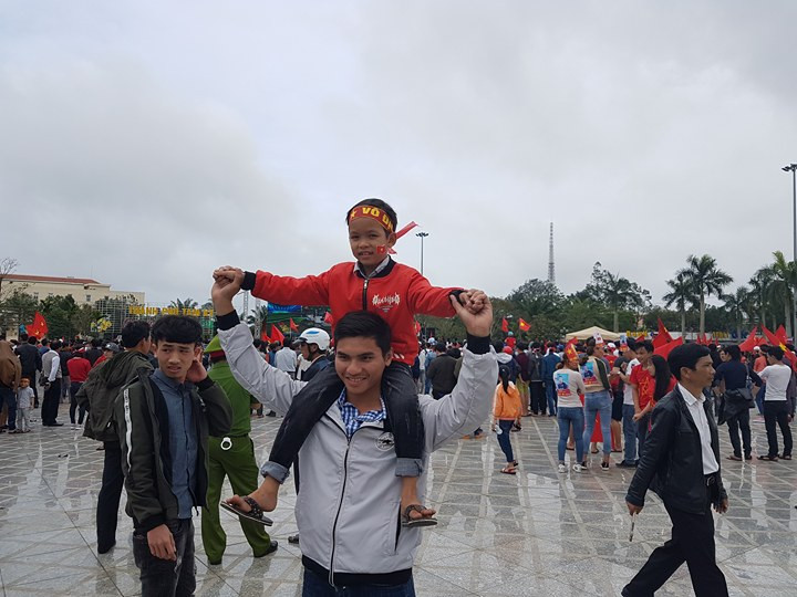 Cổ động viên ngồi xe lăn, truyền máu vẫn cuồng nhiệt cổ vũ U23 Việt Nam ảnh 39