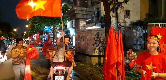 Biển người rợp cờ hoa, reo hò khắp cả nước mừng kỳ tích của U23 Việt Nam ảnh 41