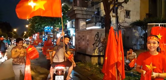 Biển người rợp cờ hoa, reo hò khắp cả nước mừng kỳ tích của U23 Việt Nam ảnh 41