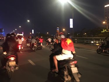 Biển người rợp cờ hoa, reo hò khắp cả nước mừng kỳ tích của U23 Việt Nam ảnh 56