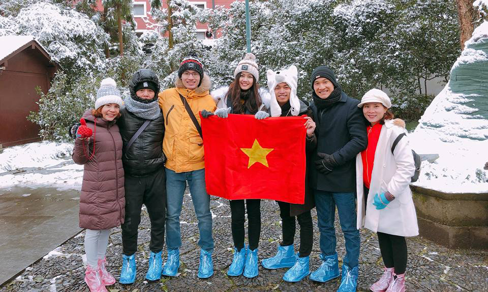 Cổ động viên ngồi xe lăn, truyền máu vẫn cuồng nhiệt cổ vũ U23 Việt Nam ảnh 67