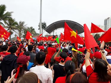 Cổ động viên ngồi xe lăn, truyền máu vẫn cuồng nhiệt cổ vũ U23 Việt Nam ảnh 37