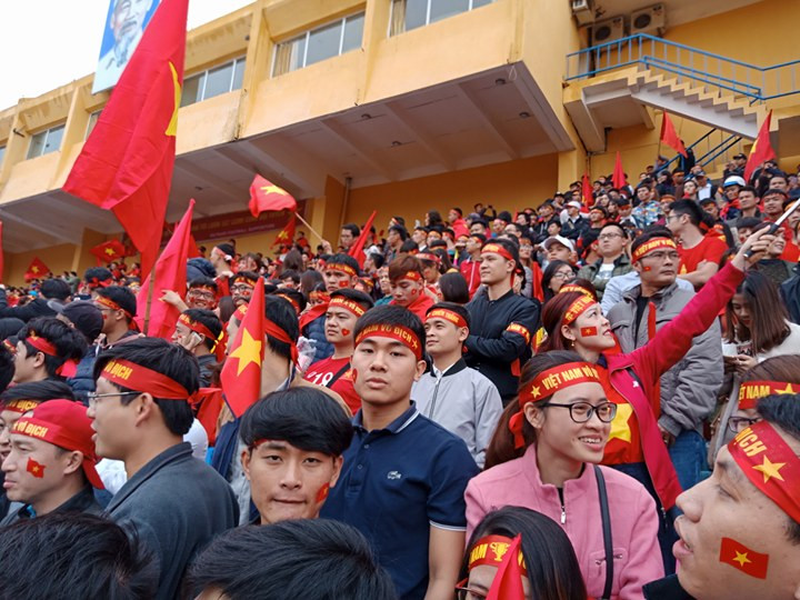 Cổ động viên ngồi xe lăn, truyền máu vẫn cuồng nhiệt cổ vũ U23 Việt Nam ảnh 63