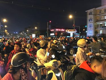 Biển người rợp cờ hoa, reo hò khắp cả nước mừng kỳ tích của U23 Việt Nam ảnh 37