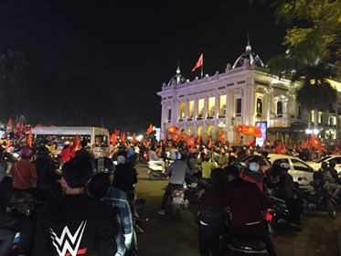 Biển người rợp cờ hoa, reo hò khắp cả nước mừng kỳ tích của U23 Việt Nam ảnh 12