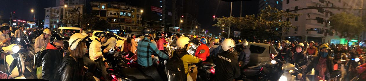 Biển người rợp cờ hoa, reo hò khắp cả nước mừng kỳ tích của U23 Việt Nam ảnh 36