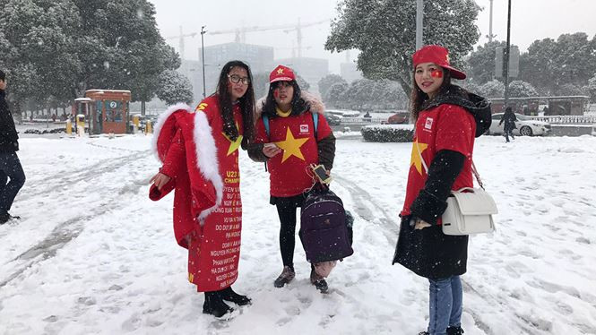 Cổ động viên ngồi xe lăn, truyền máu vẫn cuồng nhiệt cổ vũ U23 Việt Nam ảnh 75