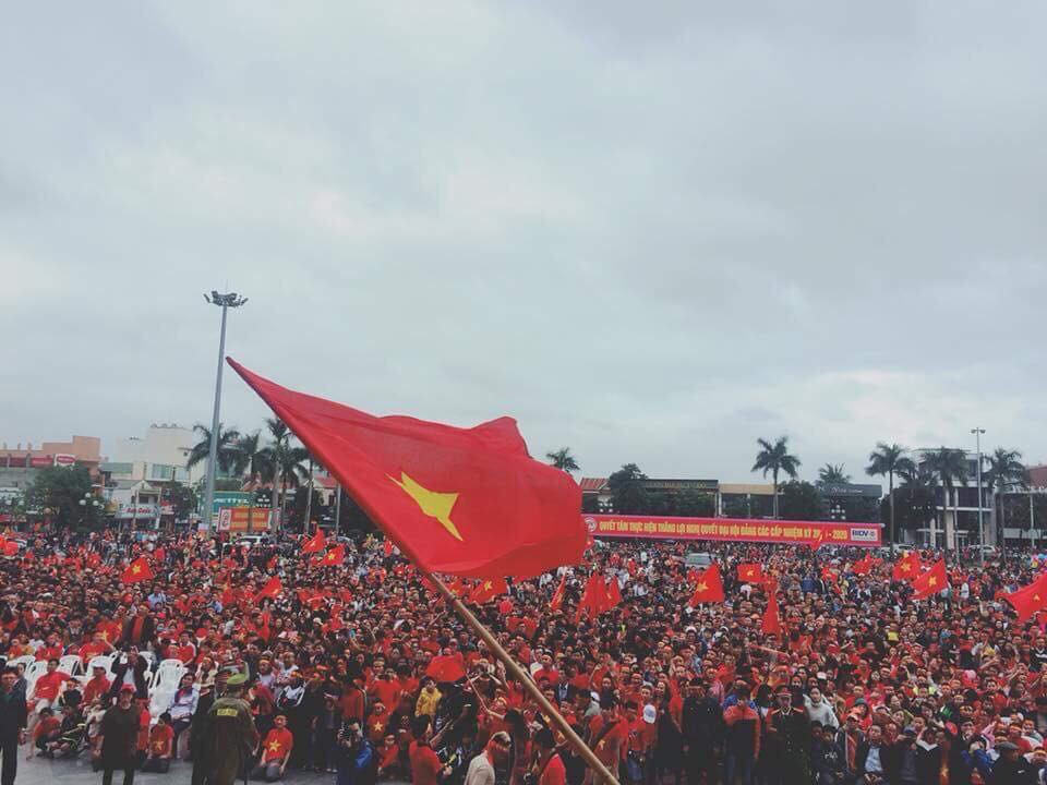 Cổ động viên ngồi xe lăn, truyền máu vẫn cuồng nhiệt cổ vũ U23 Việt Nam ảnh 23