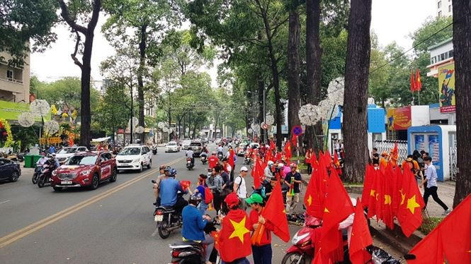 Cổ động viên ngồi xe lăn, truyền máu vẫn cuồng nhiệt cổ vũ U23 Việt Nam ảnh 79