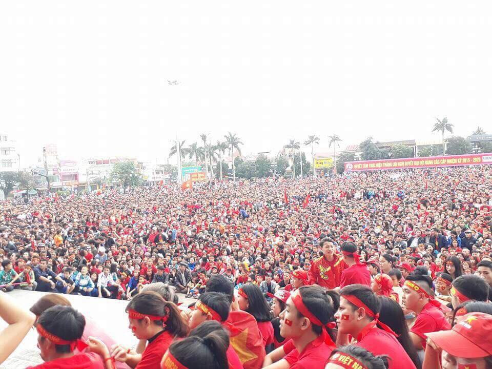 Cổ động viên ngồi xe lăn, truyền máu vẫn cuồng nhiệt cổ vũ U23 Việt Nam ảnh 24