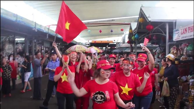 Cổ động viên ngồi xe lăn, truyền máu vẫn cuồng nhiệt cổ vũ U23 Việt Nam ảnh 97