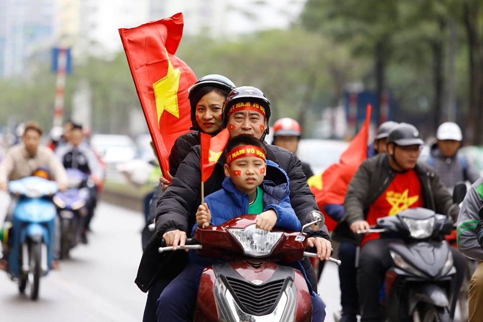 Cổ động viên ngồi xe lăn, truyền máu vẫn cuồng nhiệt cổ vũ U23 Việt Nam ảnh 60