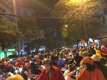 Biển người rợp cờ hoa, reo hò khắp cả nước mừng kỳ tích của U23 Việt Nam ảnh 38