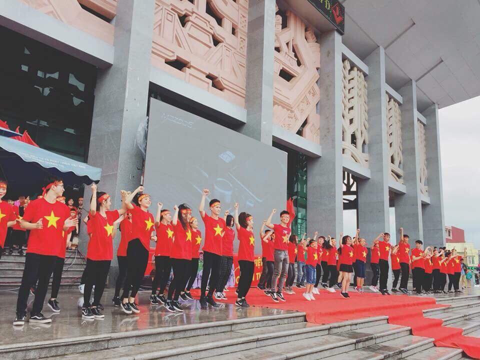 Cổ động viên ngồi xe lăn, truyền máu vẫn cuồng nhiệt cổ vũ U23 Việt Nam ảnh 25