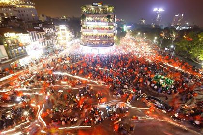 Biển người rợp cờ hoa, reo hò khắp cả nước mừng kỳ tích của U23 Việt Nam ảnh 27