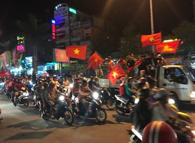 Biển người rợp cờ hoa, reo hò khắp cả nước mừng kỳ tích của U23 Việt Nam ảnh 17