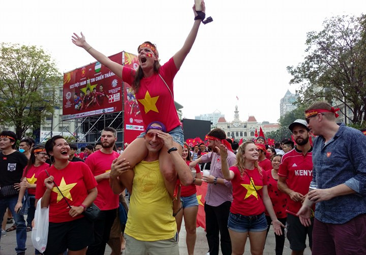 Cổ động viên ngồi xe lăn, truyền máu vẫn cuồng nhiệt cổ vũ U23 Việt Nam ảnh 26