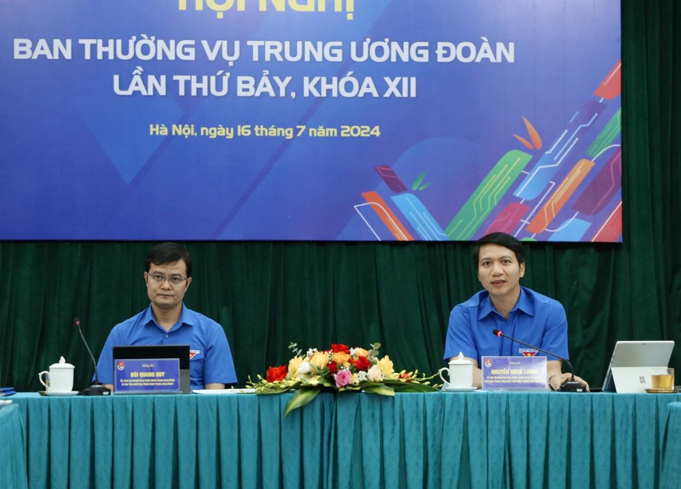 Anh Bùi Quang Huy - Ủy viên dự khuyết T.Ư Đảng, Bí thư thứ nhất T.Ư Đoàn (bên trái) và anh Nguyễn Ngọc Lương - Bí thư thường trực T.Ư Đoàn, Chủ tịch T.Ư Hội LHTN Việt Nam chủ trì hội nghị. Anh Bùi Quang Huy - Ủy viên dự khuyết T.Ư Đảng, Bí thư thứ nhất T.Ư Đoàn (bên trái) và anh Nguyễn Ngọc Lương - Bí thư thường trực T.Ư Đoàn, Chủ tịch T.Ư Hội LHTN Việt Nam chủ trì hội nghị.