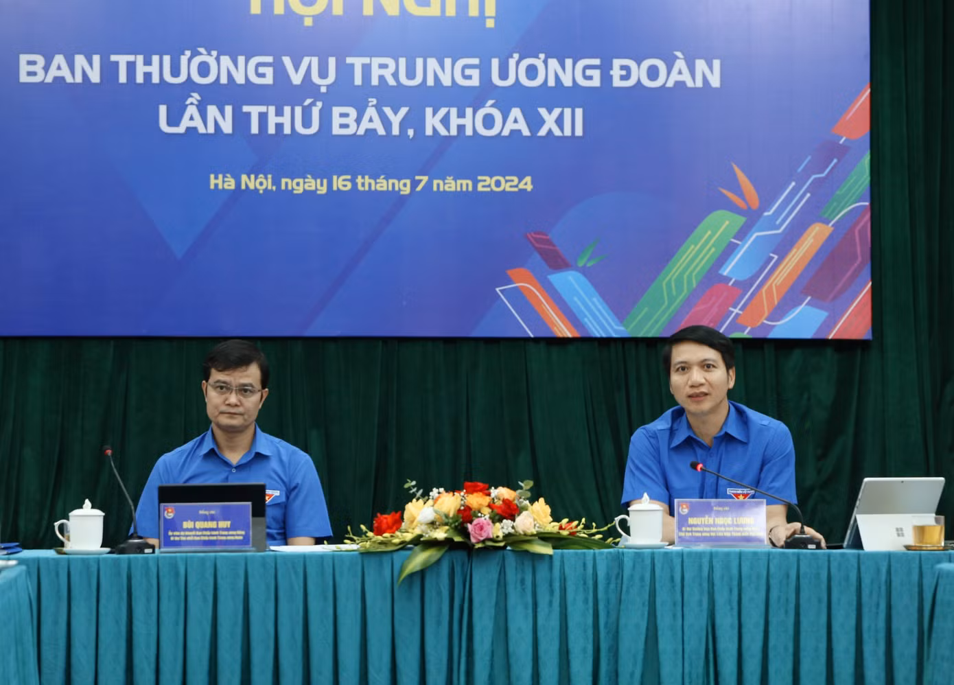 Anh Bùi Quang Huy - Ủy viên dự khuyết T.Ư Đảng, Bí thư thứ nhất T.Ư Đoàn (bên trái) và anh Nguyễn Ngọc Lương - Bí thư thường trực T.Ư Đoàn, Chủ tịch T.Ư Hội LHTN Việt Nam chủ trì hội nghị.