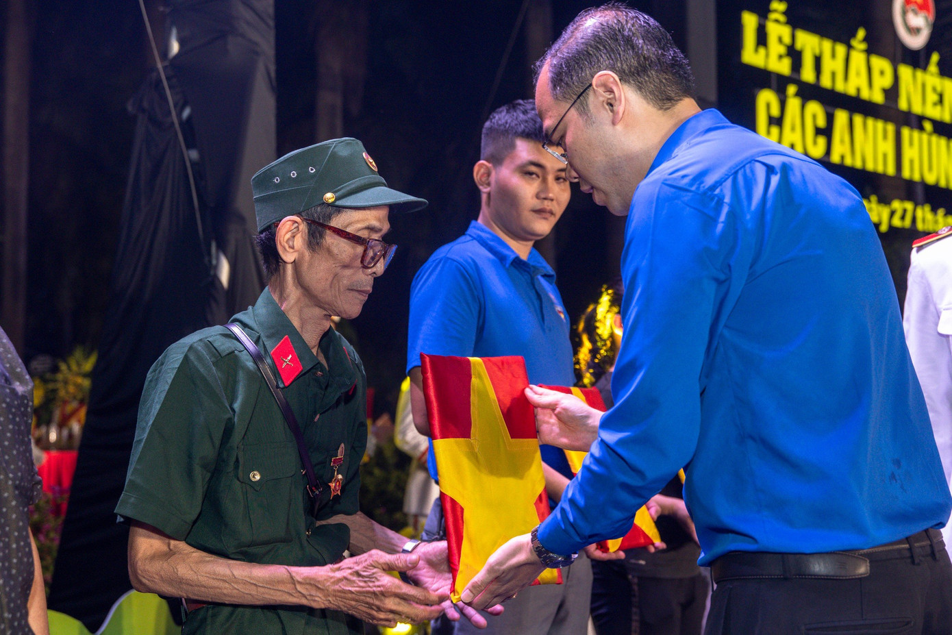 Trao tặng các di ảnh liệt sĩ đã được phục dựng cho các mẹ Việt Nam Anh hùng, gia đình liệt sĩ, gia đình có công với cách mạng trên địa bàn TP Hà Nội.