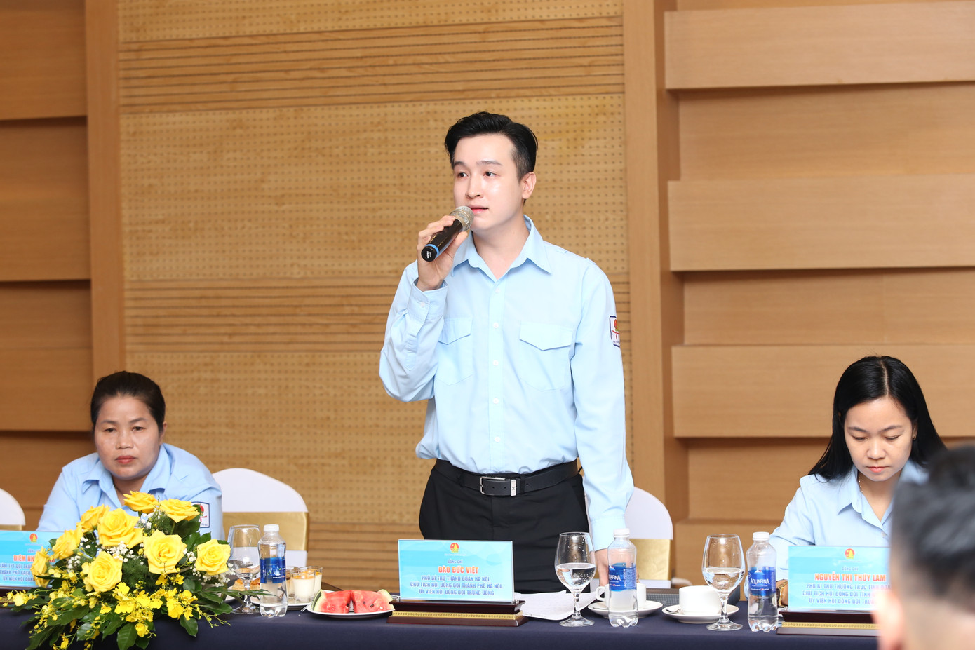 Các đại biểu trao đổi tại hội nghị Các đại biểu trao đổi tại hội nghị