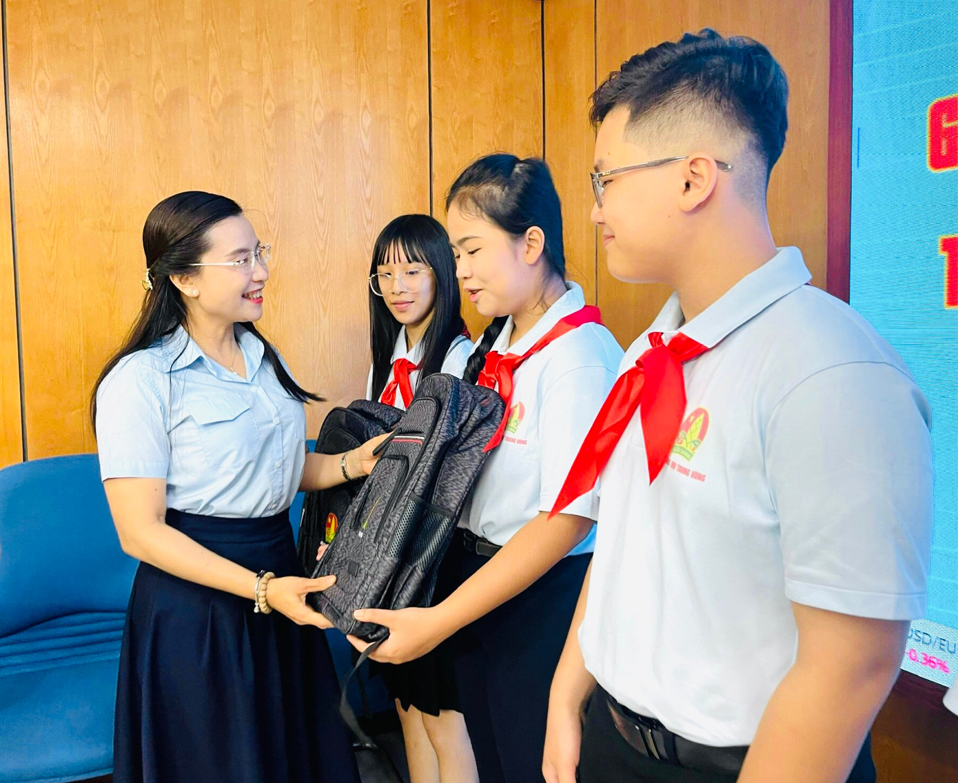 Chị Nguyễn Phạm Duy Trang - Bí thư T.Ư Đoàn, Chủ tịch Hội đồng Đội T.Ư tặng quà đoàn đại biểu tham gia chương trình giao lưu.