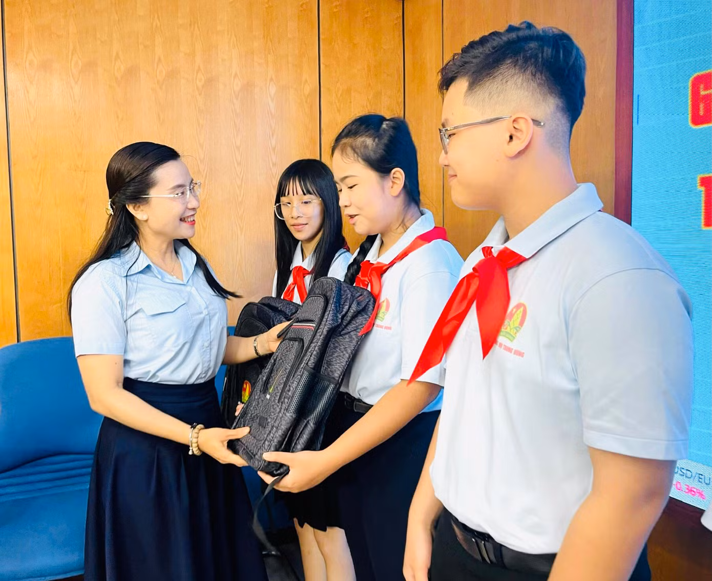 Chị Nguyễn Phạm Duy Trang - Bí thư T.Ư Đoàn, Chủ tịch Hội đồng Đội T.Ư tặng quà đoàn đại biểu tham gia chương trình giao lưu. Chị Nguyễn Phạm Duy Trang - Bí thư T.Ư Đoàn, Chủ tịch Hội đồng Đội T.Ư tặng quà đoàn đại biểu tham gia chương trình giao lưu.