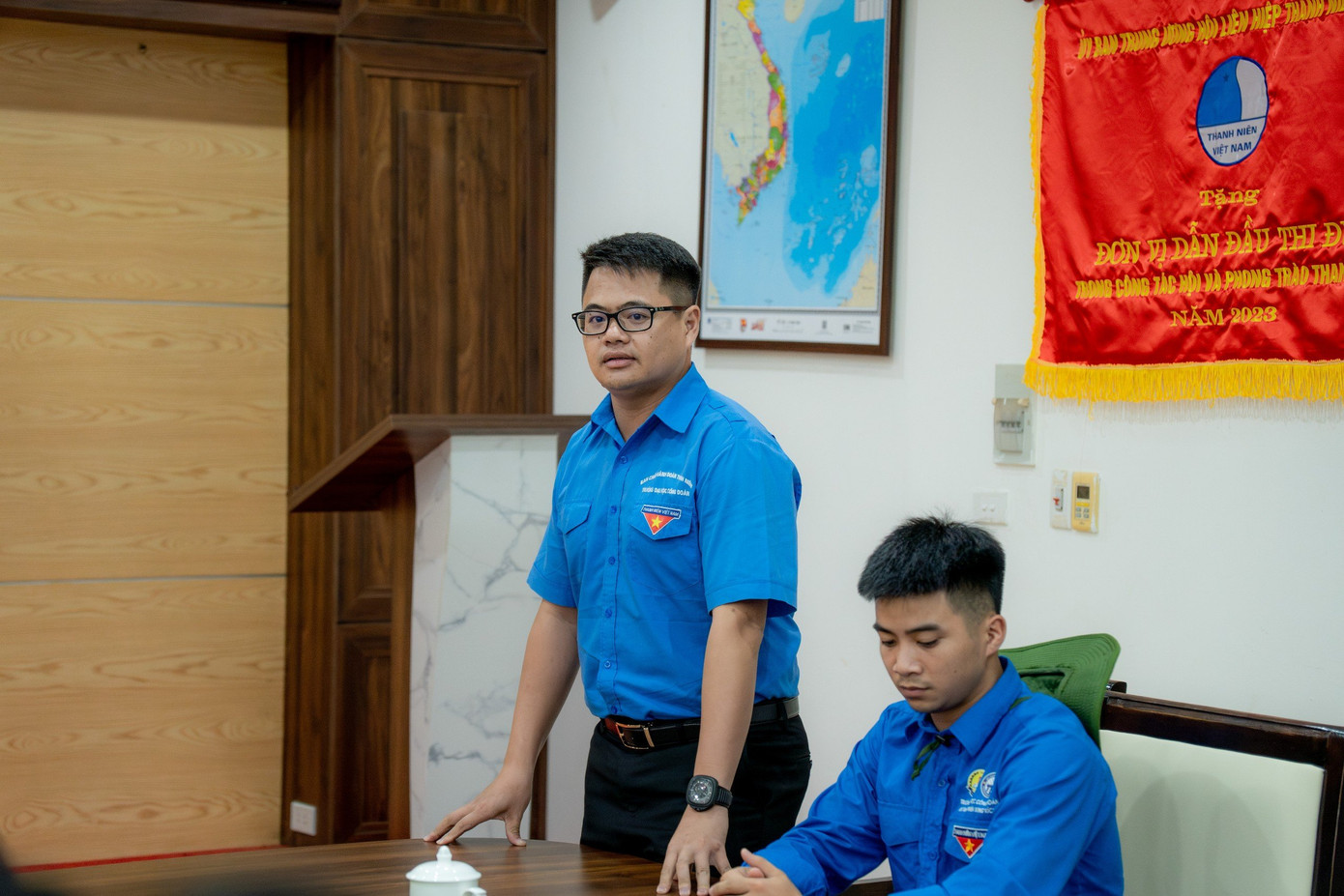 Anh Nguyễn Quốc Việt – Bí thư Đoàn Trường Đại học Công đoàn và các chiến sĩ Mùa hè xanh làm việc với thường trực Tỉnh Đoàn Lào Cai và Huyện Đoàn Mường Khương trước khi thực hiện Chiến dịch Mùa hè xanh năm 2024.