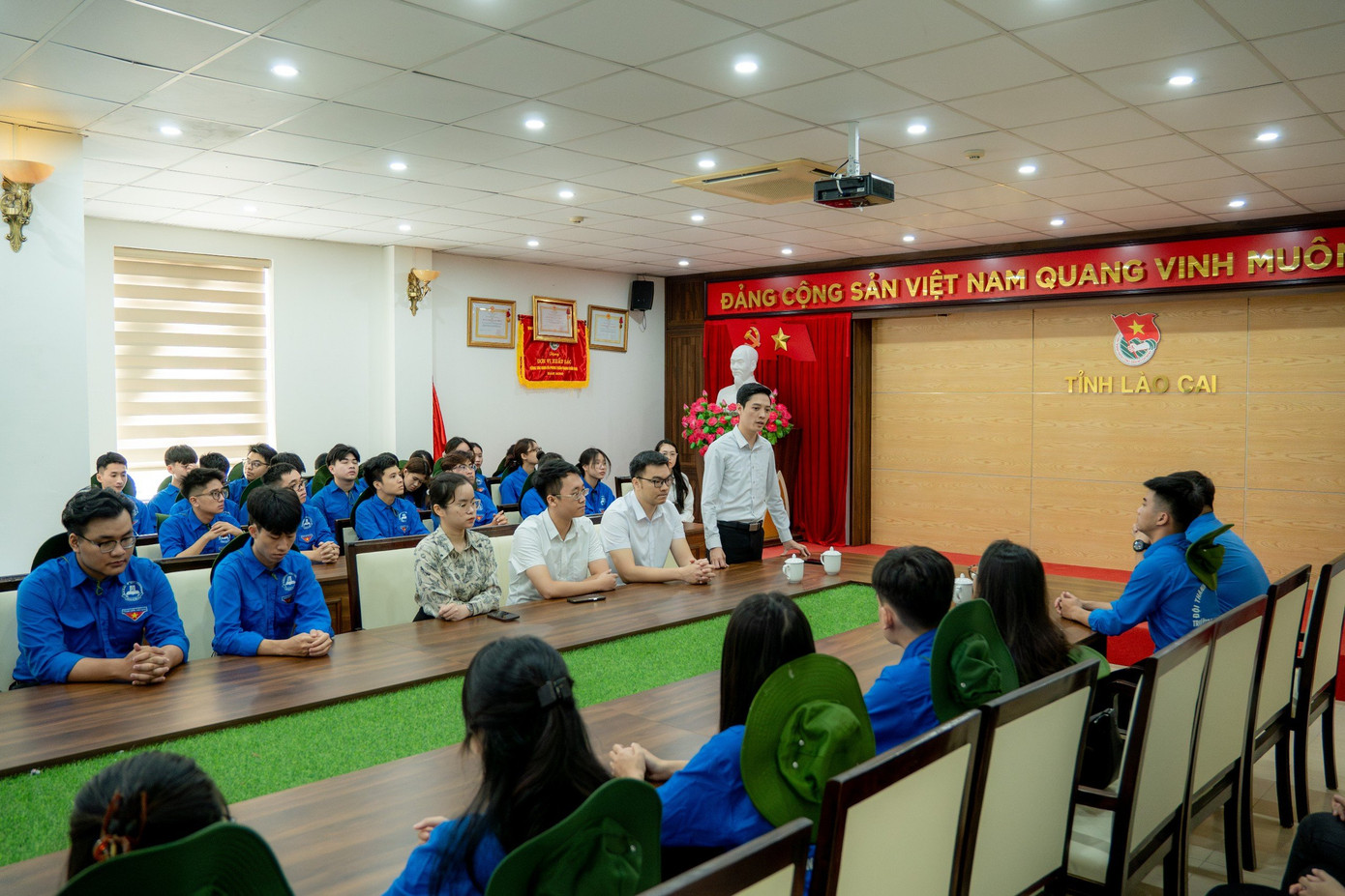 Anh Nguyễn Quốc Việt – Bí thư Đoàn Trường Đại học Công đoàn và các chiến sĩ Mùa hè xanh làm việc với thường trực Tỉnh Đoàn Lào Cai và Huyện Đoàn Mường Khương trước khi thực hiện Chiến dịch Mùa hè xanh năm 2024.
