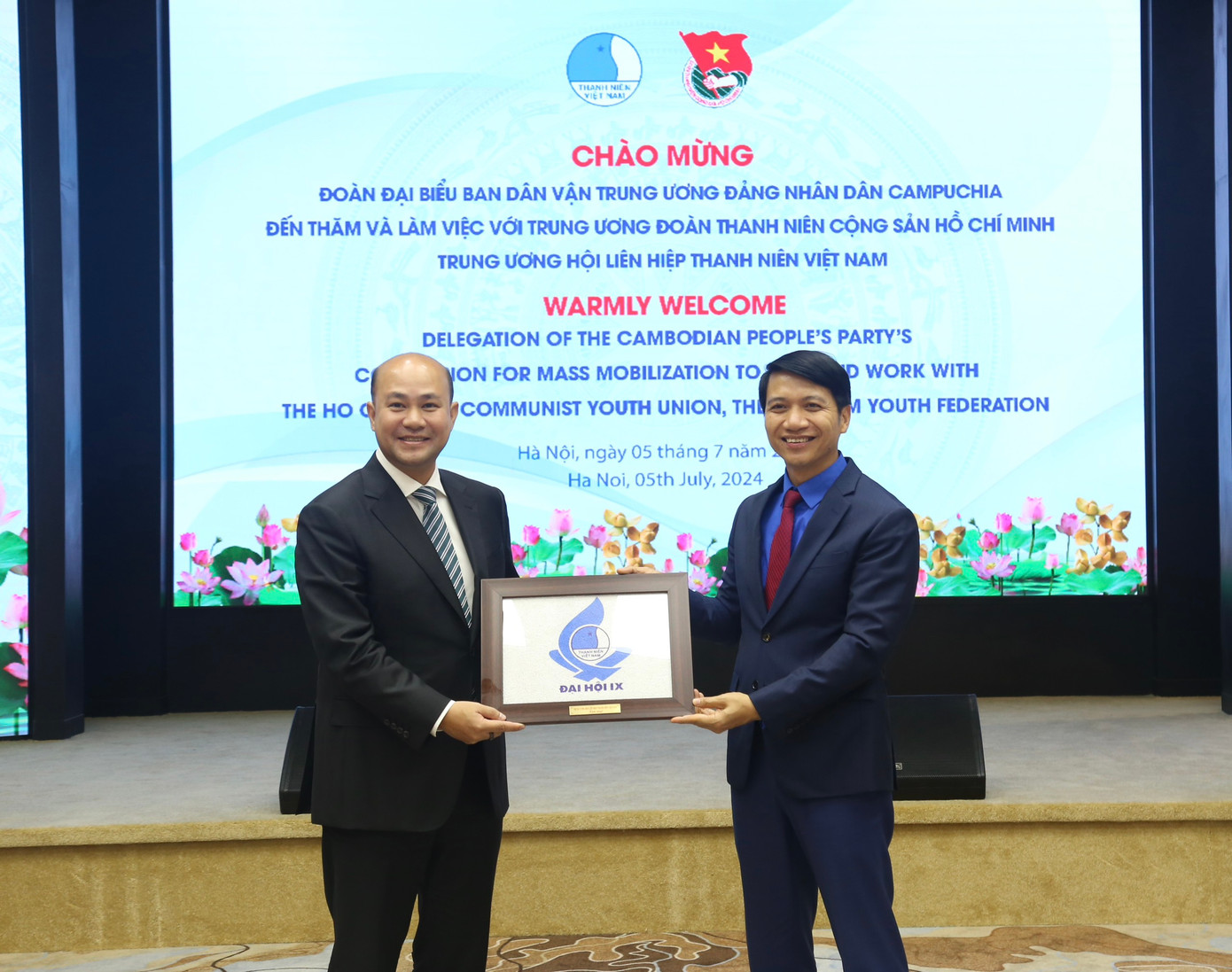 Anh Nguyễn Ngọc Lương tặng ông Hun Many logo Đại hội đại biểu toàn quốc Hội LHTN Việt Nam lần thứ IX, nhiệm kỳ 2024 - 2029. Ảnh: Lâm Đăng Hải