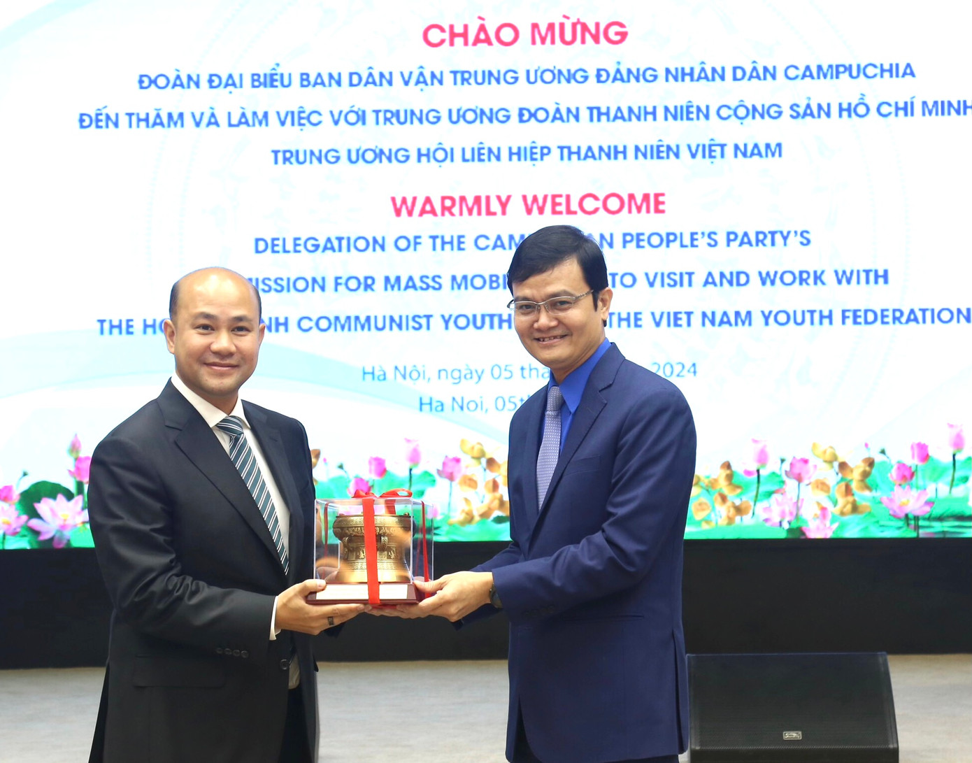 Bí thư thứ nhất T.Ư Đoàn Bùi Quang Huy tặng quà lưu niệm ông Hun Many