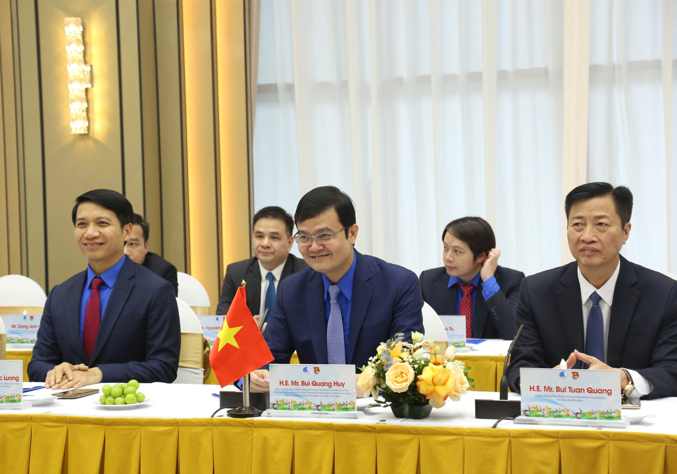 Bí thư thứ nhất T.Ư Đoàn Bùi Quang Huy (ở giữa) trao đổi tại buổi làm việc