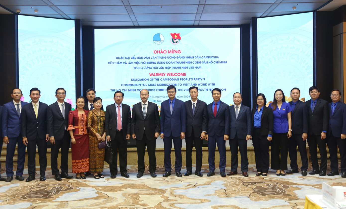 Các đại biểu chụp ảnh lưu niệm.