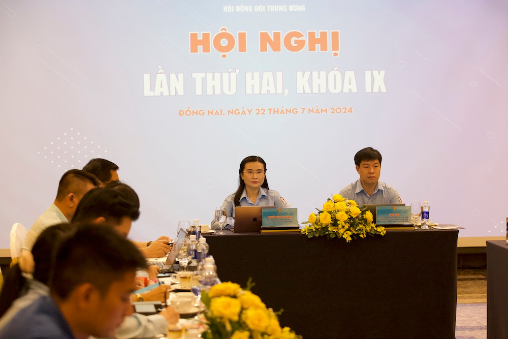 Chị Nguyễn Phạm Duy Trang - Bí thư T.Ư Đoàn, Chủ tịch Hội đồng Đội T.Ư; anh Lê Hải Long - Trưởng ban công tác thiếu nhi T.Ư Đoàn, Phó chủ tịch thường trực Hội đồng Đội T.Ư Chị Nguyễn Phạm Duy Trang - Bí thư T.Ư Đoàn, Chủ tịch Hội đồng Đội T.Ư; anh Lê Hải Long - Trưởng ban công tác thiếu nhi T.Ư Đoàn, Phó chủ tịch thường trực Hội đồng Đội T.Ư