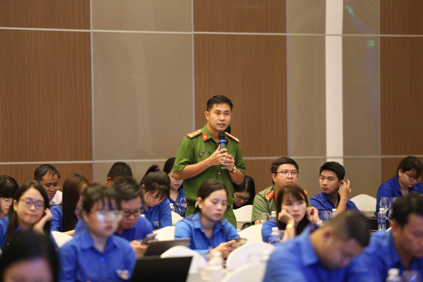 Các đại biểu trao đổi thảo luận tại hội nghị Các đại biểu trao đổi thảo luận tại hội nghị